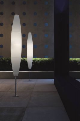 Zwei schlanke, leuchtende Havana Stehleuchten von Foscarini im Außenbereich, moderne Gartenbeleuchtung.